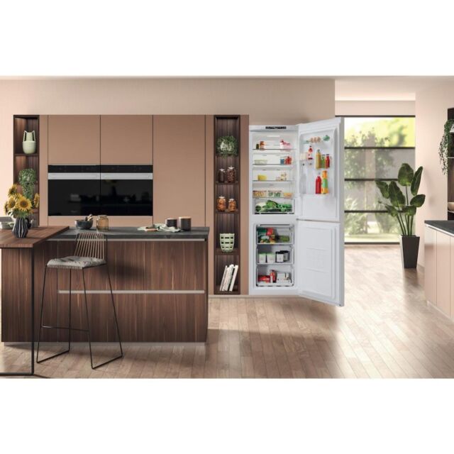 Hotpoint H7X83AW2 Freestanding Fridge Freezer - White