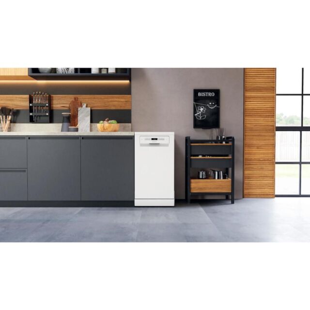 Hotpoint HSFO 3T223 W UK N Slimline Dishwasher - White