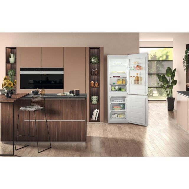 Hotpoint H1NT 821E W 1Freestanding Fridge Freezer