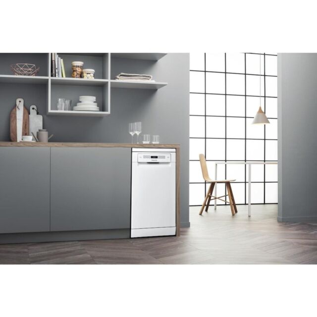 Hotpoint HSFO 3T223 W UK N Slimline Dishwasher - White
