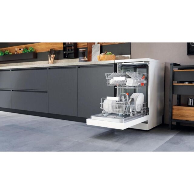 Hotpoint HSFO 3T223 W UK N Slimline Dishwasher - White