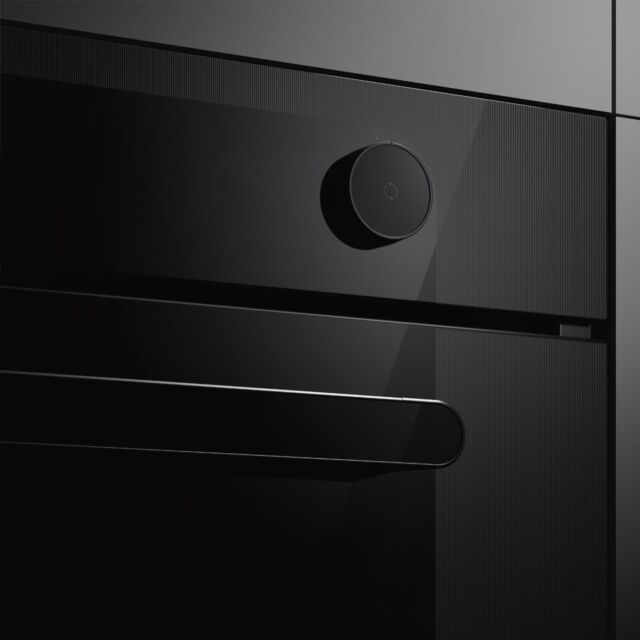 Smeg SFP6201TBI Pyrolytic Built-In Single Oven - Black